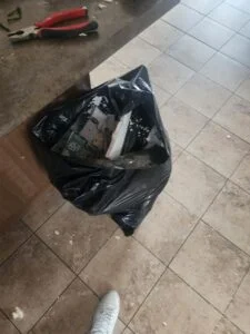 Sacs poubelles et pinces